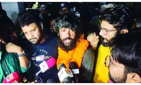 এভারেস্ট ও লোৎসে জয়ে দুঃসাহসী অভিযানের গল্প শুনালেন বাবর আলী