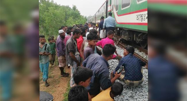 মহিষ কাটা পড়ে কক্সবাজার এক্সপ্রেস আটকা