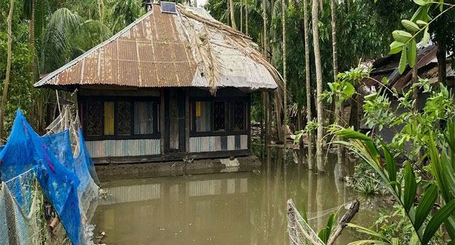 ইন্দুরকানীতে ২ হাজার পরিবার পানিবন্দী, অনাহারে অর্ধাহারে কাটছে দিন