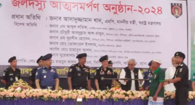 চট্টগ্রামে আগ্নেয়াস্ত্রসহ ৫০ জলদস্যুর আত্মসমর্পণ