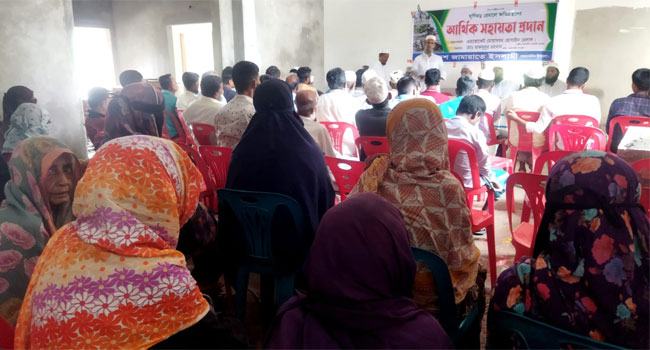 ঘূর্ণিঝড়ে ক্ষতিগ্রস্ত মানুষের মধ্যে জামায়াতের অর্থ সহায়তা