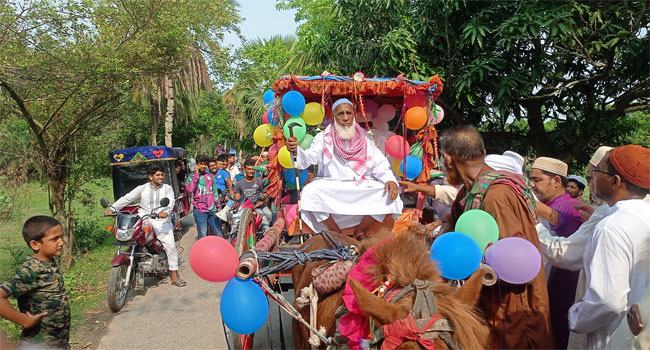 ৪১ বছর ইমামতির পর সুসজ্জিত ঘোড়ার গাড়িতে বিদায়