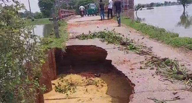 দোয়ারাবাজারে ভারত থেকে নেমে আসা ঢলে সড়ক ভেঙে যোগাযোগ বিচ্ছিন্ন