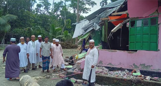 বাকেরগঞ্জে ঘূর্ণিঝড়ে ক্ষতিগ্রস্তদের পাশে জামায়াত