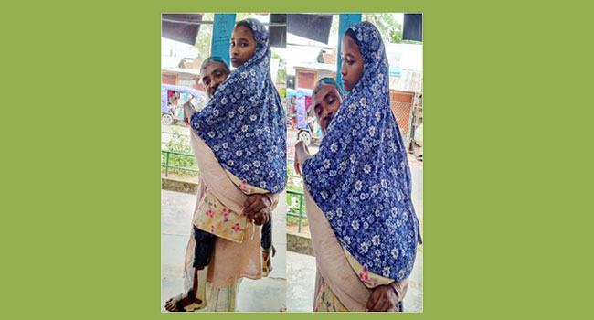 মেয়ের চিকিৎসার জন্য কোলে নিয়ে ঘুরছেন এক বাবা