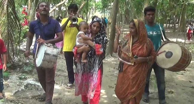 সন্তান জন্মের আনন্দে ছাগল-ব্যান্ডপার্টি নিয়ে কবিরাজের বাড়িতে গৃহবধূ!