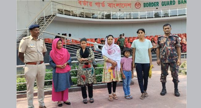 ভারতে কারাভোগ শেষে দেশে ফিরল এক শিশুসহ ৩ বাংলাদেশী নারী