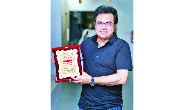 সম্মাননায় ভূষিত হলেন গীটারিস্ট দীপন