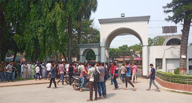 ঈদের ছুটিতে হল খোলা রাখার দাবিতে ইবির ফটক অবরোধ