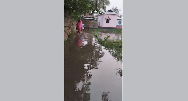 কটিয়াদীতে জলাবদ্ধতায় ৫০০ পরিবার পানিবন্দী