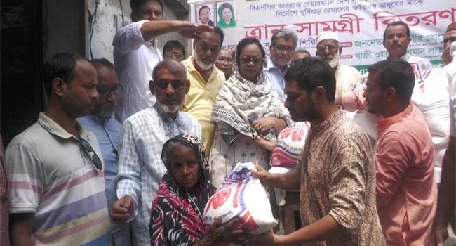 পিরোজপুরে ঘূর্ণিঝড়ে ক্ষতিগ্রস্ত ৫ শতাধিক পরিবারের মাঝে বিএনপির সহায়তা