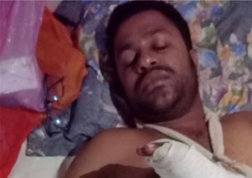 এই ব্যাটার জন্য অনেক ক্ষতি হয়েছে- বলেই কাস্টমস কর্মকর্তাকে উপুর্যুপরি ছুরিকাঘাত