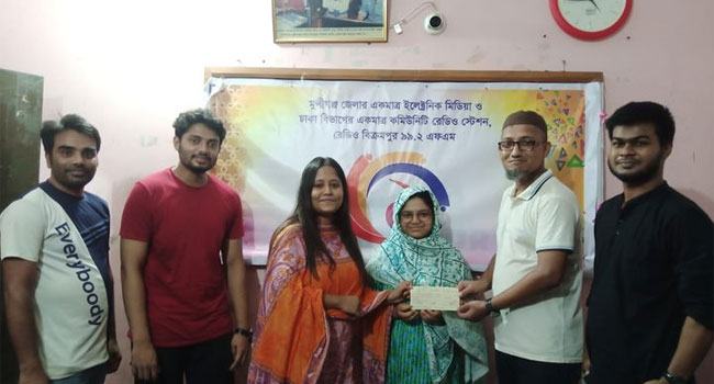 মিডিয়া ফেলোশিপের চেক পেল সুমাইয়া আক্তার সাদিয়া
