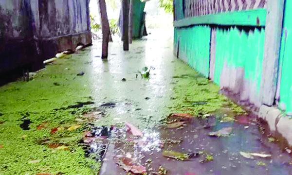 দু’টি কালভার্ট বন্ধ করে দেয়ায় শতাধিক পরিবার পানিবন্দী