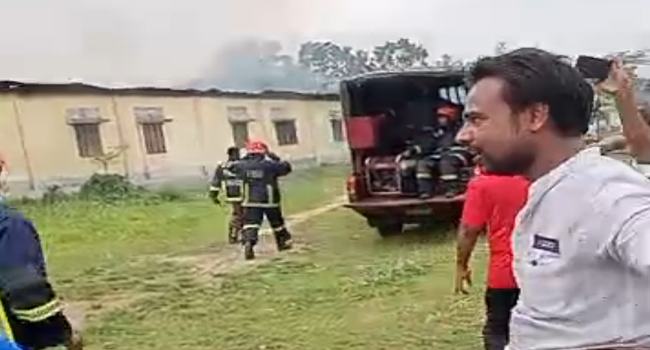 আশুলিয়ায় শ্রমিক কলোনীতে আগুন, ১৭ কক্ষ পুড়ে ছাই