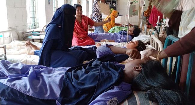 অসুস্থ হয়ে স্কুল থেকে হাসপাতালে ভর্তি ৪ শিক্ষার্থী