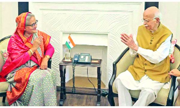 দিল্লিতে আদভানির সাথে শেখ হাসিনার সৌজন্য সাক্ষাৎ