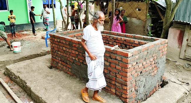 হাতিয়ায় জীবিত থাকতেই নিজের কবর তৈরি করলেন ৮০ বছরের হানিফ