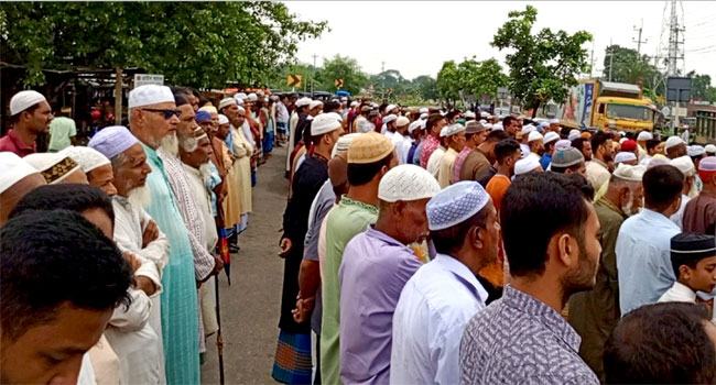 ত্রিশালে নিরাপদ সড়কের দাবিতে মহাসড়কে জানাজা