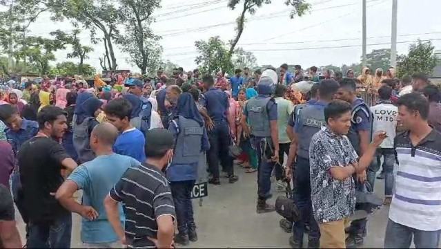 বকেয়া বেতনের দাবিতে আজও ঢাকা-চট্টগ্রাম মহাসড়ক অবরোধ শ্রমিকদের, দীর্ঘ যানজট