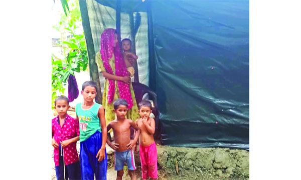 ঘূর্ণিঝড়ে সব হারিয়ে পলিথিনের ঘরে বসবাস