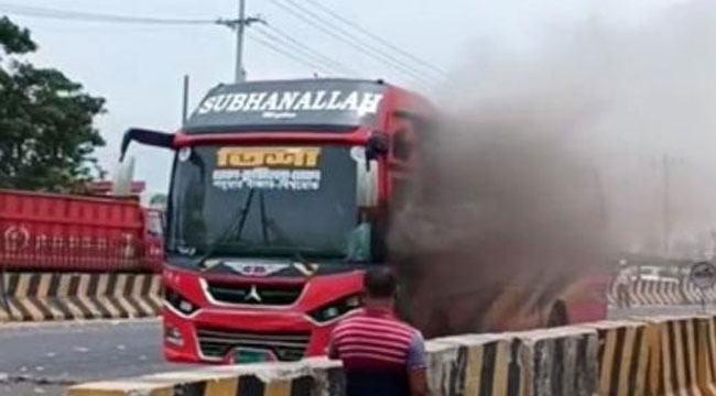 ঢাকা-চট্টগ্রাম মহাসড়কে হঠাৎ বাসে আগুন