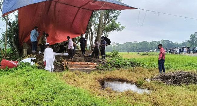 ফেনীতে ময়নাতদন্তের জন্য কবর থেকে লাশ উত্তোলন