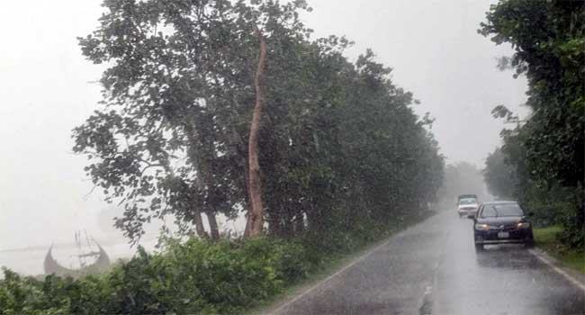 সারাদেশে হালকা থেকে মাঝারি ধরনের বৃষ্টির পূর্বাভাস
