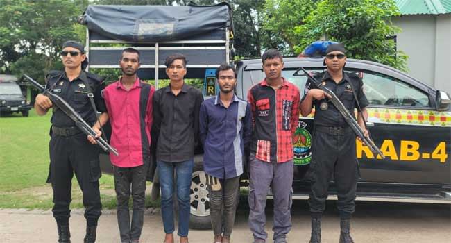 মোটরসাইকেল কিনতে চালককে হত্যা করে অটোরিকশা ছিনতাই, গ্রেফতার ৪