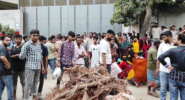 ঢাকা-মুন্সীগঞ্জ আঞ্চলিক সড়ক অবরোধ করে গার্মেন্টস শ্রমিকদের বিক্ষোভ