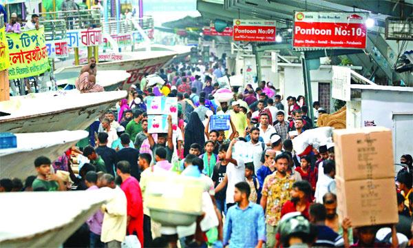 স্টেশনে ঘরমুখো মানুষের উপচে পড়া ভিড়