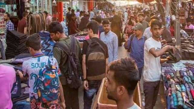 ঢাকার ফুটপাতে বছরে তিন হাজার কোটি টাকার চাঁদাবাজি