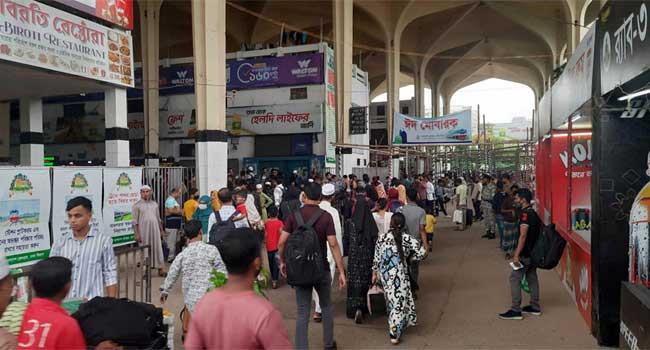 ট্রেনে ঈদযাত্রা : কমলাপুরে উপচেপড়া ভিড়