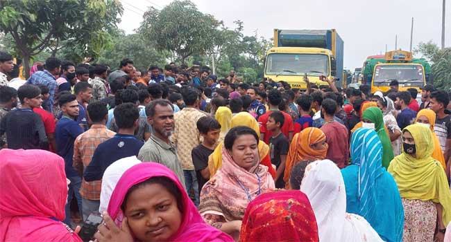 বেতনের দাবিতে ঢাকা-চট্টগ্রাম মহাসড়কে অবরোধ