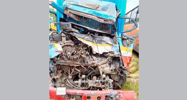 চৌদ্দগ্রামে চলন্ত গাড়ির পেছনে ধাক্কায় কাভার্ডভ্যানচালক নিহত