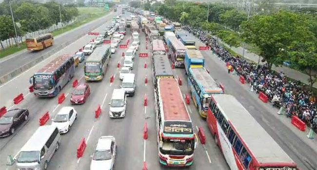 পদ্মা সেতুর টোল প্লাজায় যানবাহনের দীর্ঘ লাইন