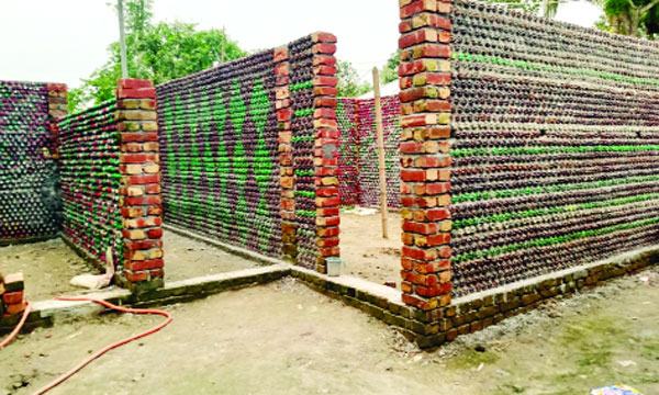 রায়গঞ্জে প্লাস্টিকের বোতল দিয়ে বাড়ি