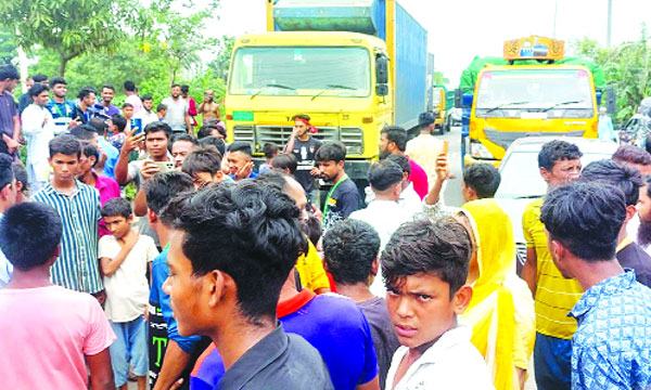 চান্দিনায় বেতন ও বোনাসের দাবিতে ঢাকা-চট্টগ্রাম মহাসড়ক অবরোধ