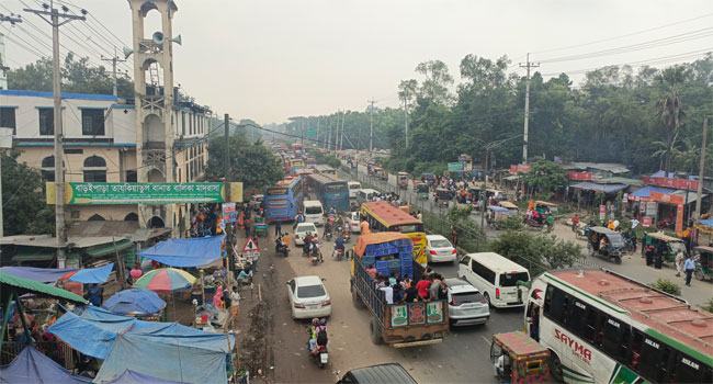 সাভার-আশুলিয়ায় মহাসড়কে যান চলাচলে ধীর গতি