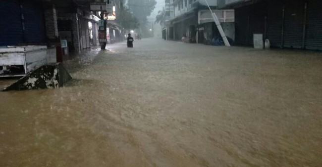 ভারী বর্ষণে পানির নিচে সিলেট