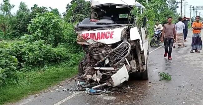 দিনাজপুরে কোচের ধাক্কায় রোগী বহনকারী অ্যাম্বুলেন্সের চালক নিহত, আহত ৪