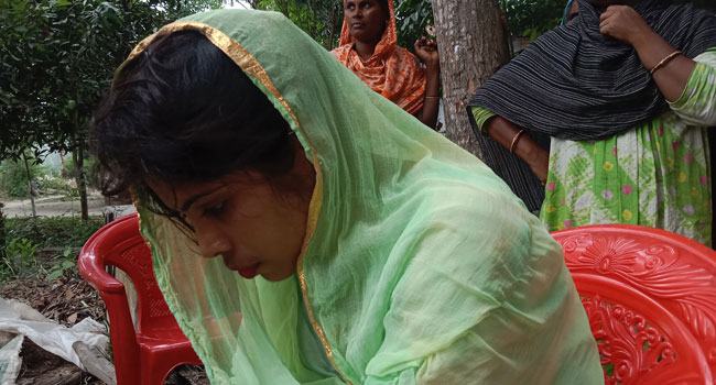 তাড়াশে বিয়ের দাবিতে কলেজছাত্রীর অনশন