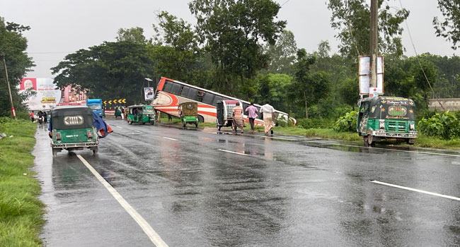নিয়ন্ত্রণহীন বাস, অল্পের জন্য রক্ষা পেল অর্ধশত যাত্রী