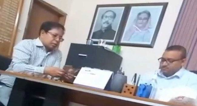 নারায়ণগঞ্জে ২ প্রকৌশলীর ঘুষ নেয়ার ভিডিও ভাইরাল