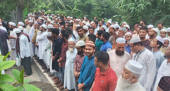 নয়া দিগন্তের ফেনী প্রতিনিধি শাহাদাতের মায়ের দাফন সম্পন্ন
