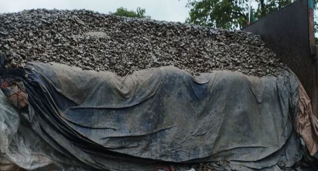 সিলেটে পাথরবাহী ট্রাক থেকে ২৪৫ বস্তা ভারতীয় চিনি জব্দ