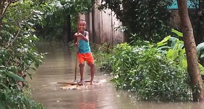 সূর্যের আলোর ঝিলিকে আশার সঞ্চার বানভাসিদের মনে