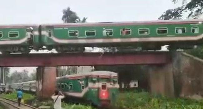 ট্রেনের ছাদে ভ্রমণ করতে গিয়ে তরুণের মৃত্যু