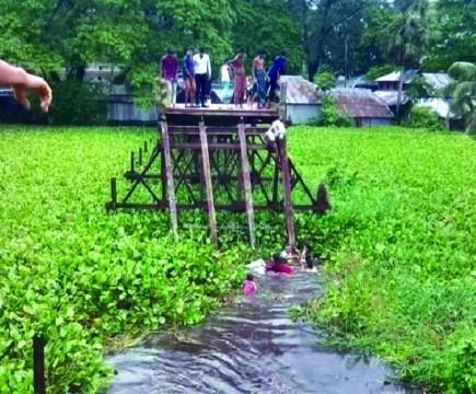 আমতলীতে ব্রিজ ভেঙে বরযাত্রীর গাড়ি খালে পড়ে নিহত ১০