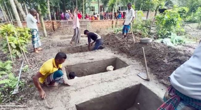 বরগুনায় সড়ক দুর্ঘটনা : নিহত ৭ জনের দাফন মাদারীপুরে সম্পন্ন